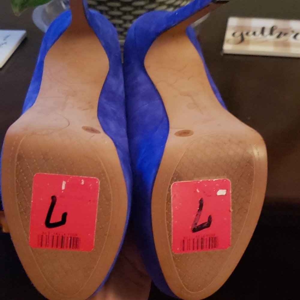 Heels - Picture 3 of 3